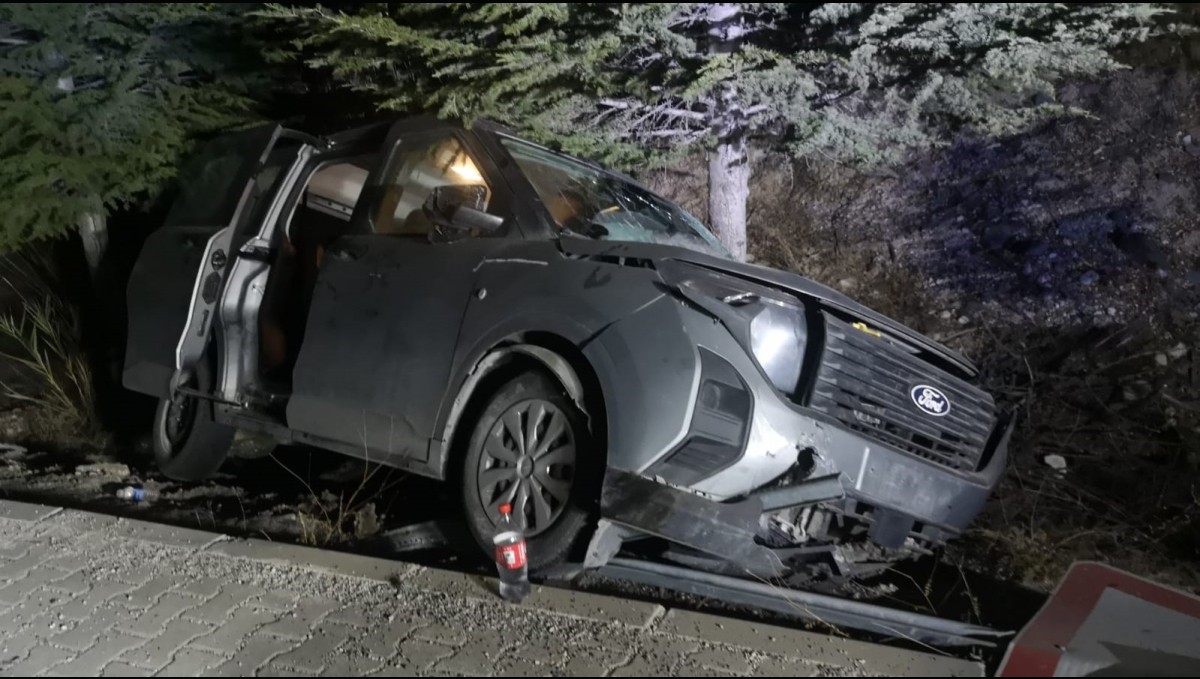 Malatya'da hafif ticari araç refüje çarptı: 1 yaralı