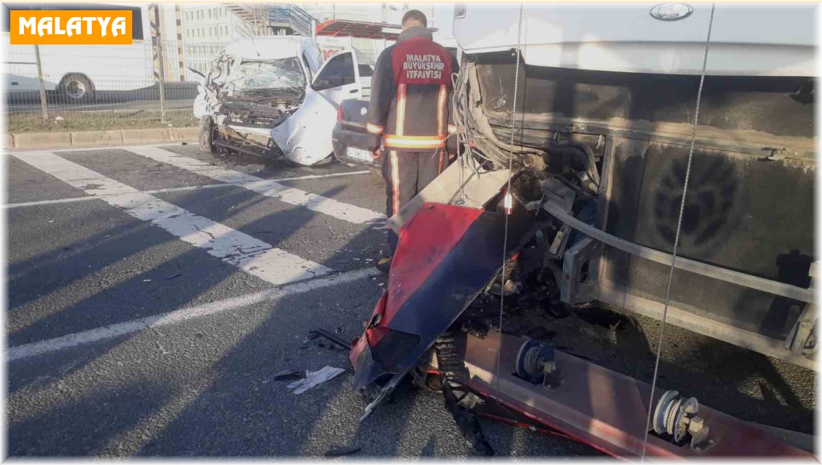 Malatya'da hafif ticari araç trambüsle çarpıştı: 1 ölü, 2 yaralı