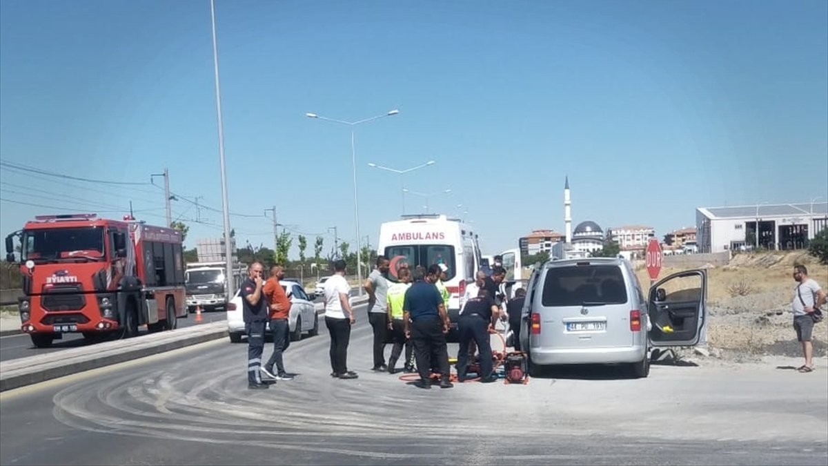 Malatya'da hafif ticari araçla otomobil çarpıştı, sürücüler yaralandı