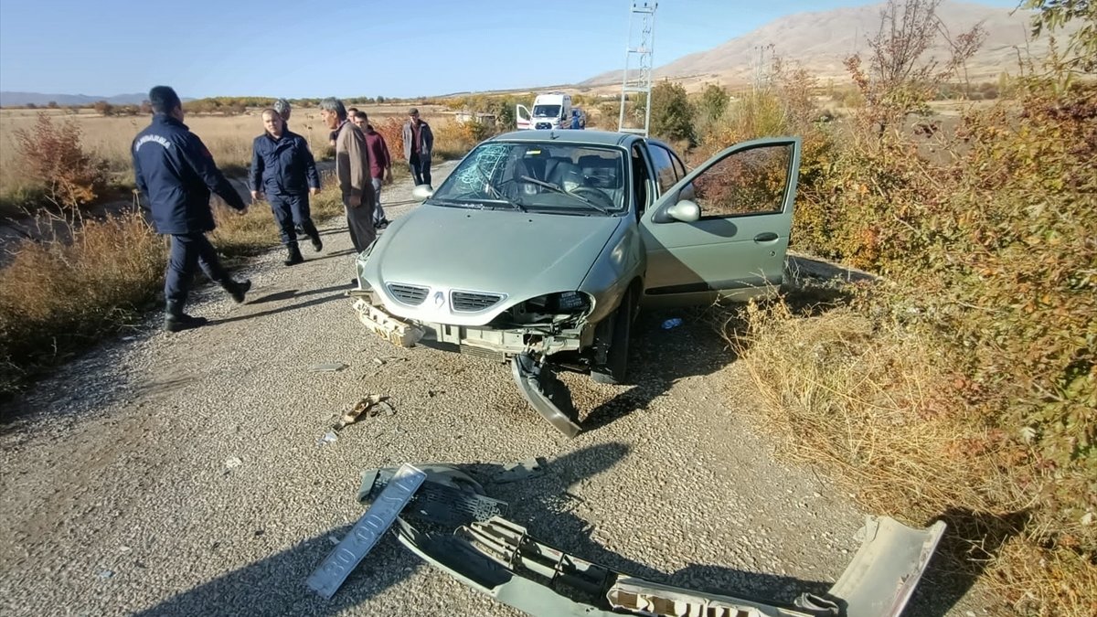 Malatya'da hafif ticari araçla otomobilin çarpıştığı kazada 4 kişi yaralandı