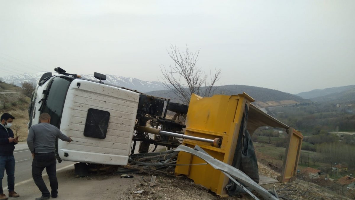 Malatya'da hafriyat kamyonu devrildi: 1 yaralı