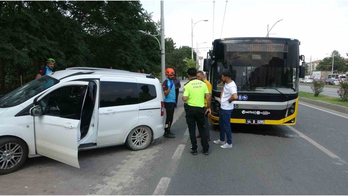 Malatya'da halk otobüsü ile hafif ticari araç çarpıştı