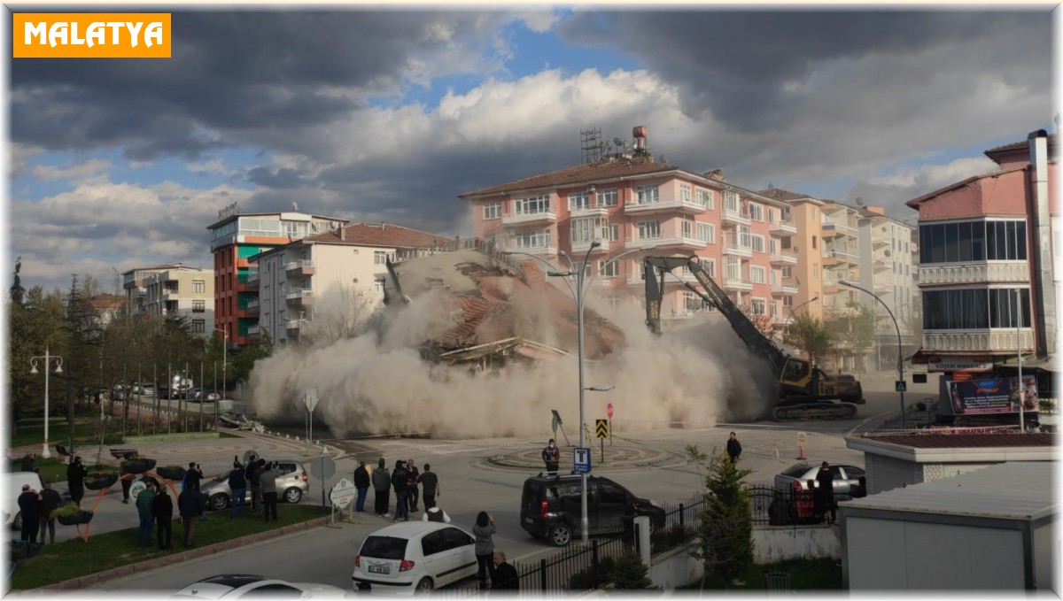 Malatya'da hasarlı binaların yıkımı sürüyor