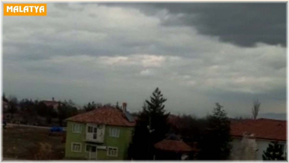 Malatya'da hasarlı caminin minaresi kontrollü yıkıldı