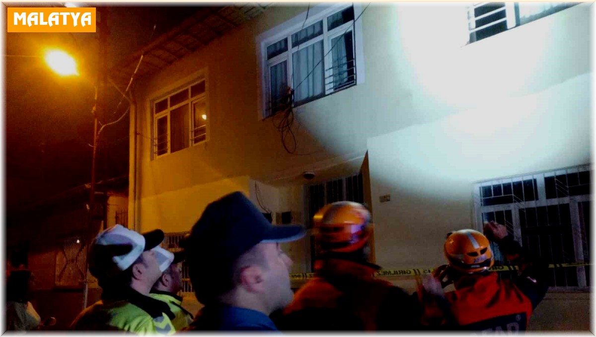 Malatya'da hasarlı evde göçük meydana geldi