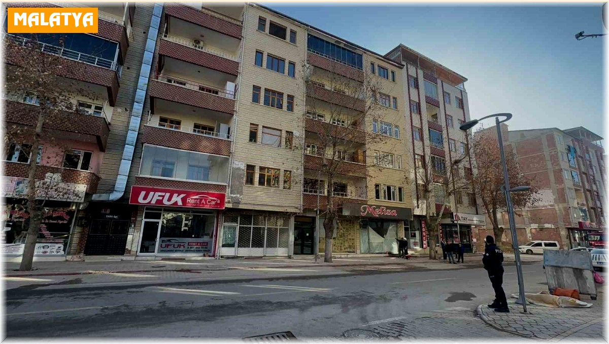 Malatya'da hasarlı iki binanın kolonlarındaki açılmalar korkuttu
