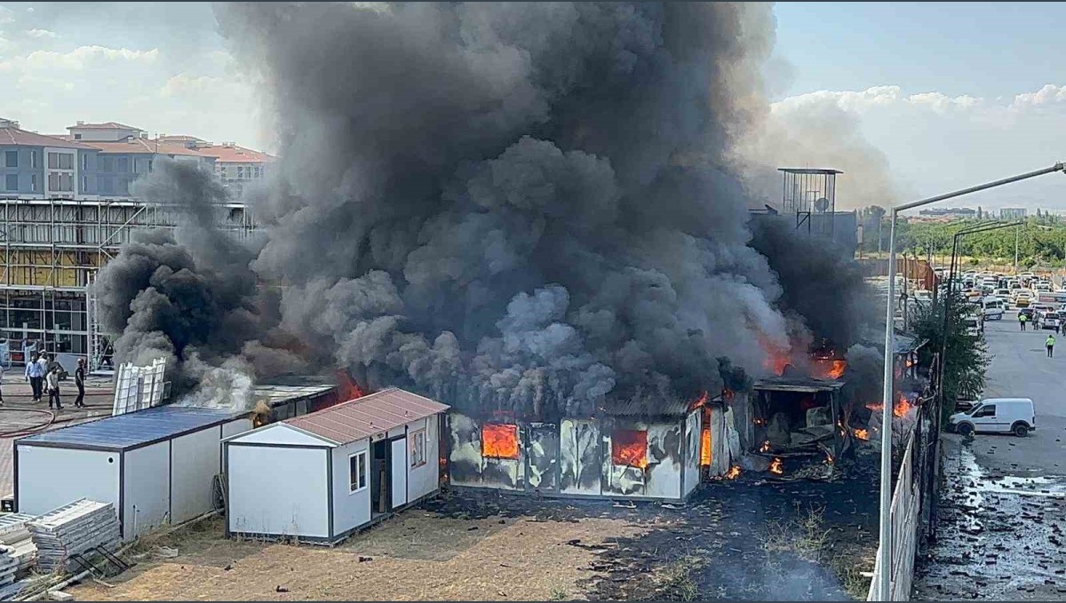 Malatya'da hırdavat malzemelerinin satıldığı iş yerinde yangın