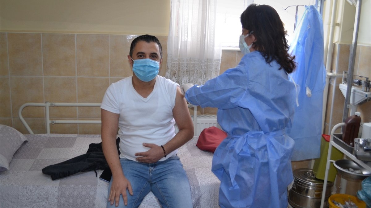 Malatya'da huzurevi ve bakımevlerinde Kovid-19 aşısı uygulanıyor