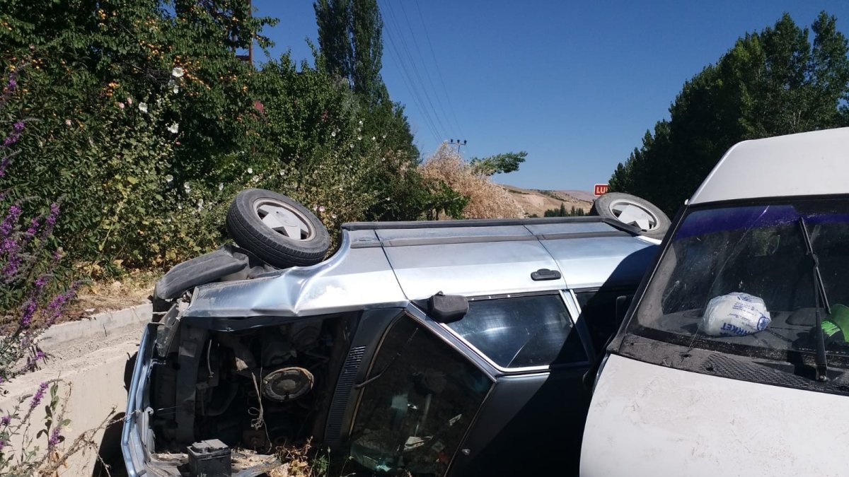 Malatya'da iki araç çarpıştı: 12 yaralı