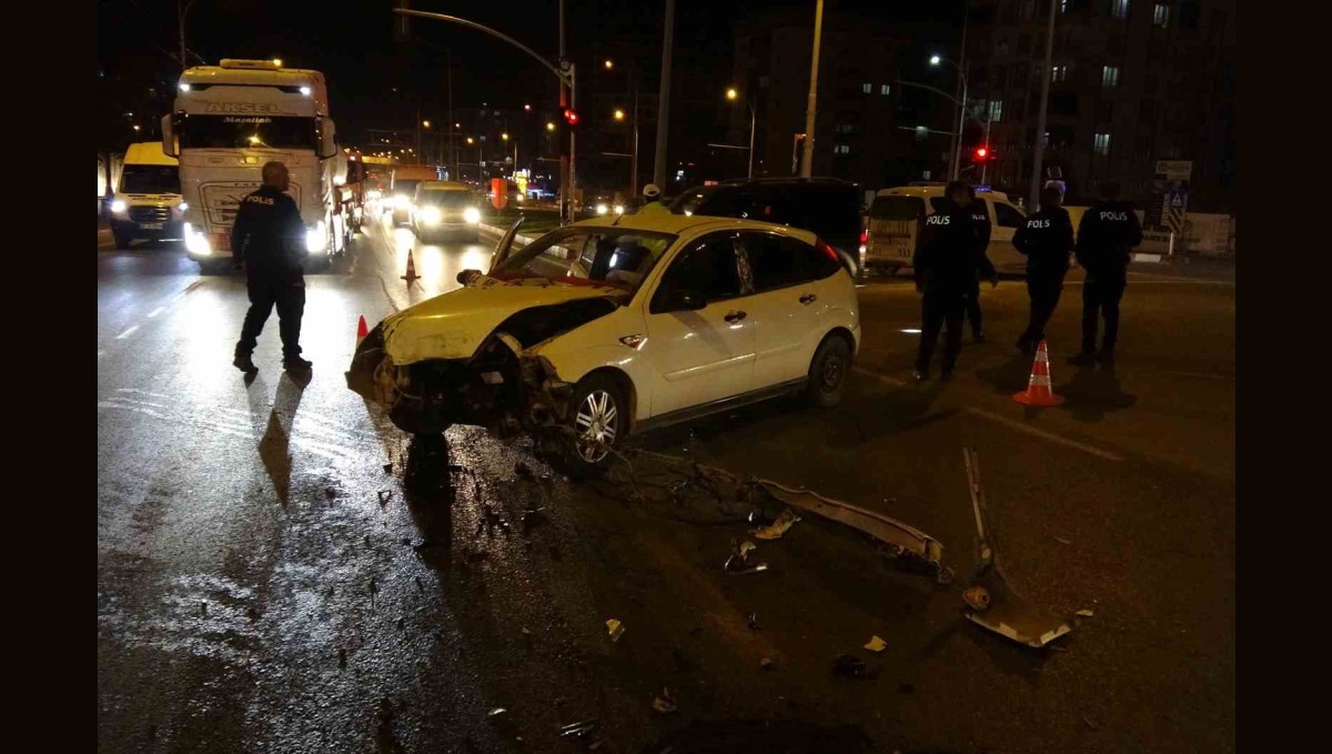 Malatya'da iki aracın çarpıştığı kazada ortalık savaş alanına döndü: 3 yaralı