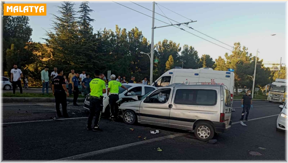 Malatya'da iki ayrı kazada 5 kişi yaralandı