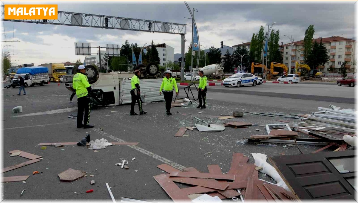 Malatya'da iki kamyonet çarpıştı: 3 yaralı