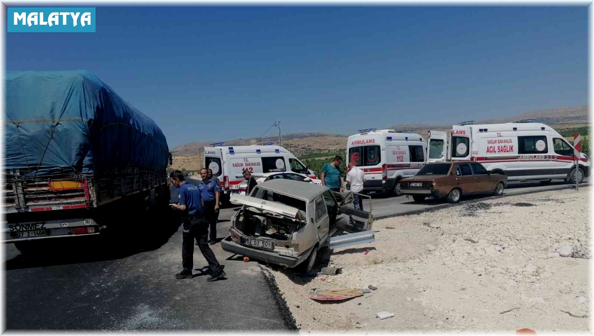 Malatya'da iki otomobil çarpıştı: 12 yaralı