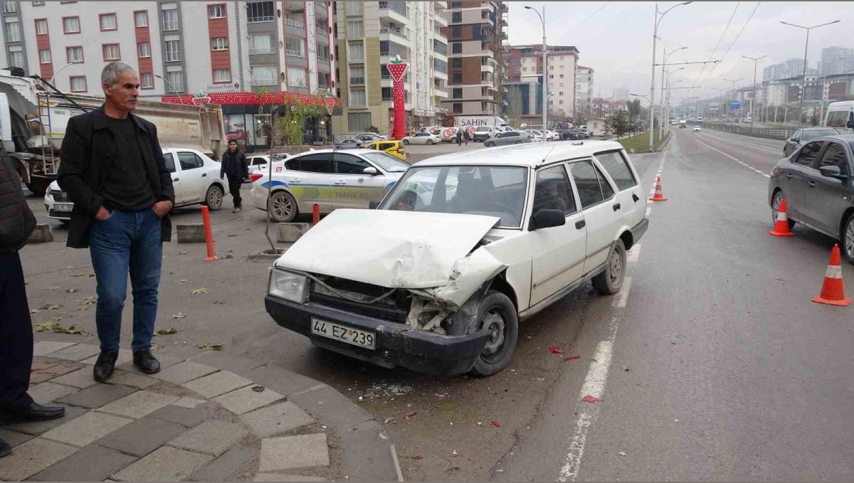 Malatya'da iki otomobil çarpıştı: 2 yaralı