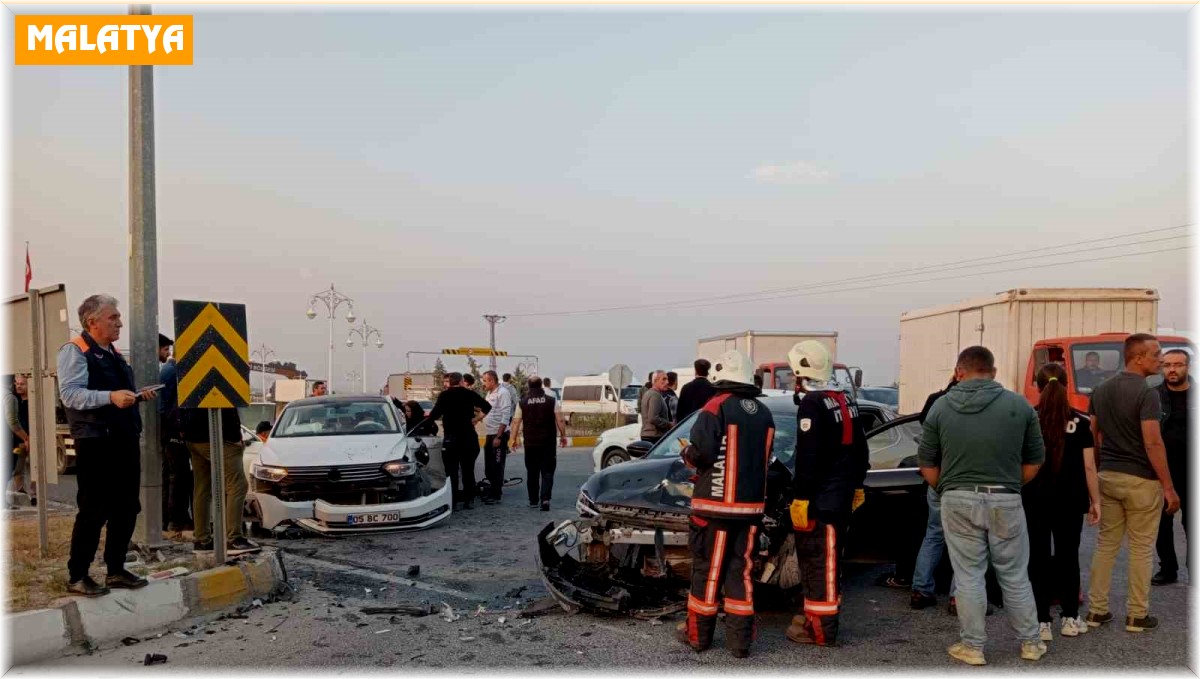 Malatya'da iki otomobil çarpıştı: 3 yaralı