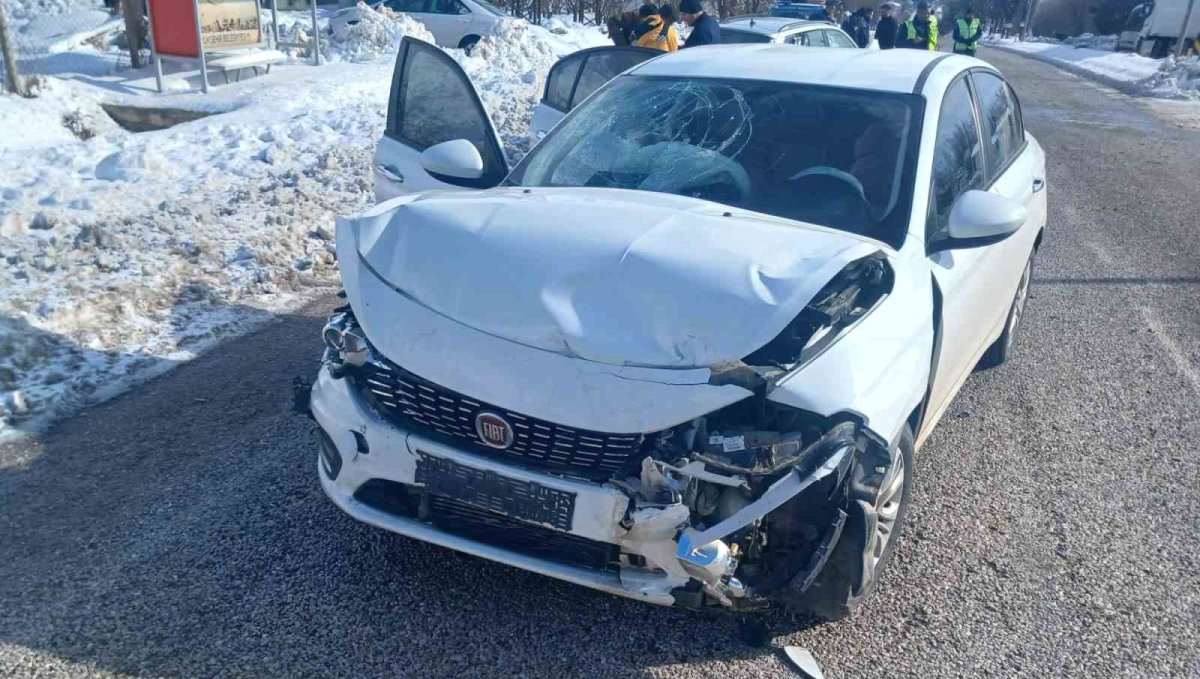 Malatya'da iki otomobil çarpıştı: 3 yaralı