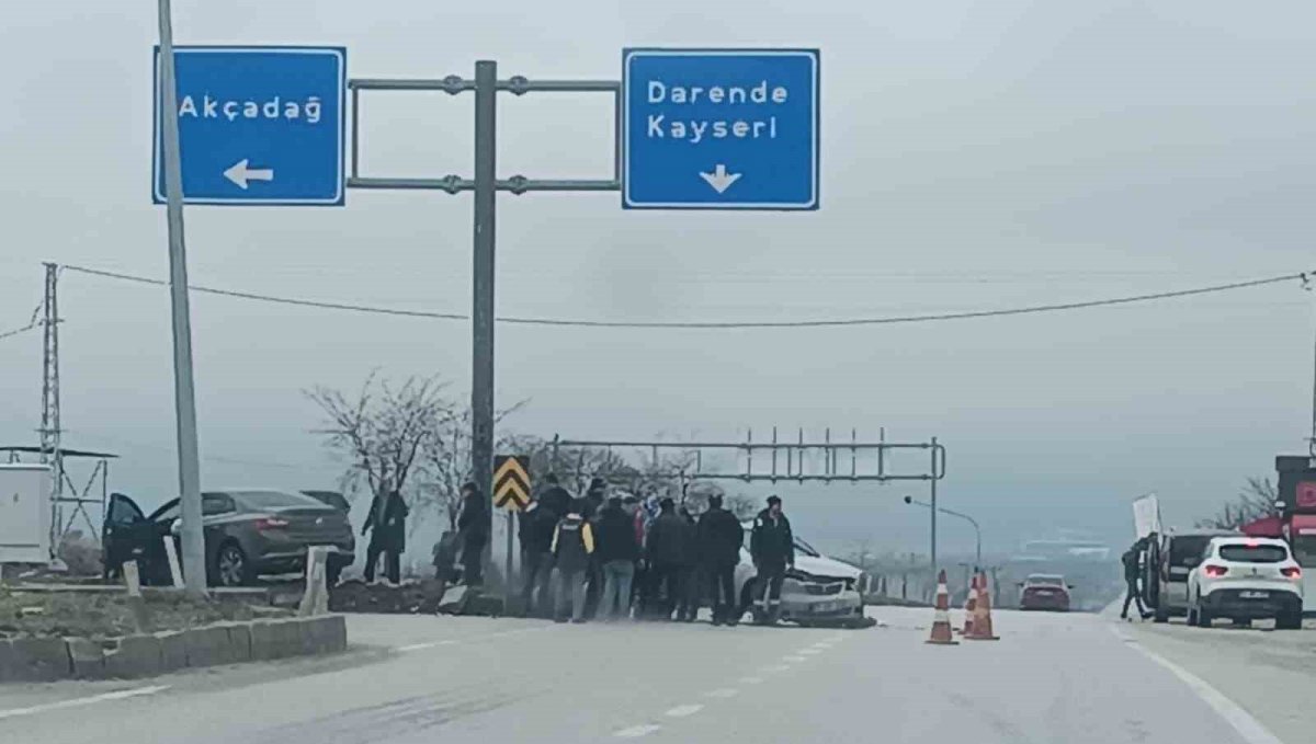 Malatya'da iki otomobil çarpıştı: 4 yaralı