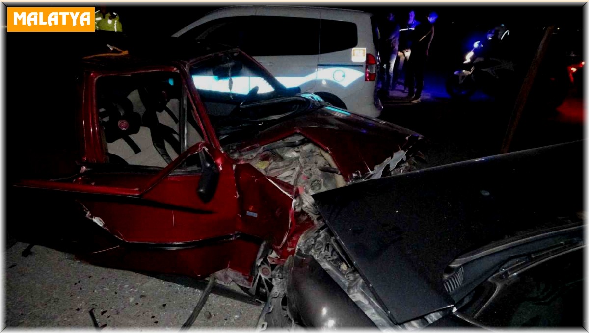 Malatya'da iki otomobil kafa kafaya çarpıştı: 1'i ağır 5 yaralı