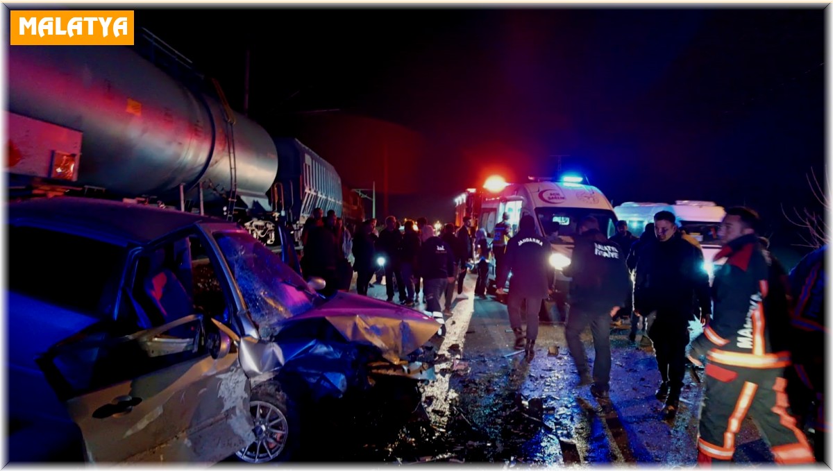 Malatya'da iki otomobil kafa kafaya çarpıştı: 3 yaralı