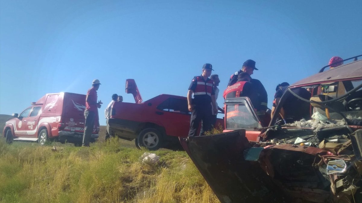 Malatya'da iki otomobilin çarpışması sonucu 6 kişi yaralandı