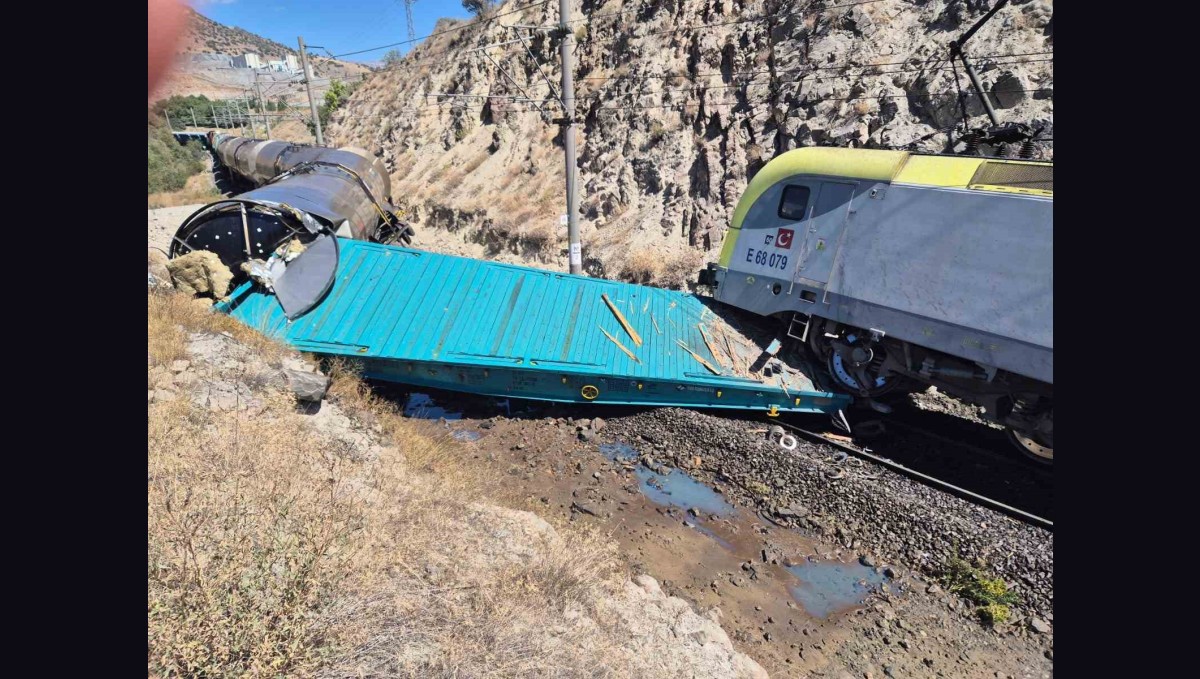 Malatya'da iki yük treni kafa kafaya çarpıştı: 1 yaralı