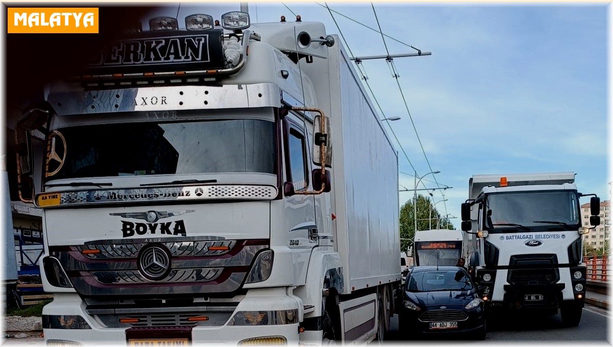 Malatya'da ilginç kaza: Seyir halindeki iki aracın arasına sıkışan otomobil trafiği felç etti