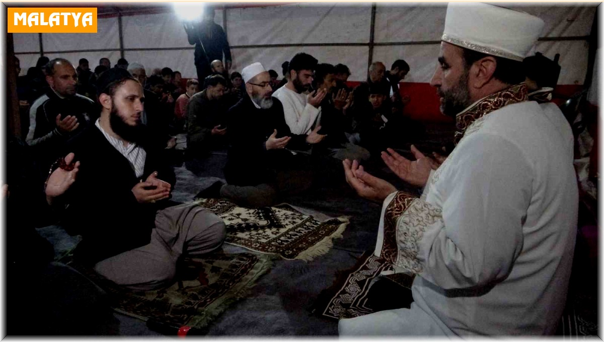 Malatya'da ilk teravih namazı çadırda kılındı