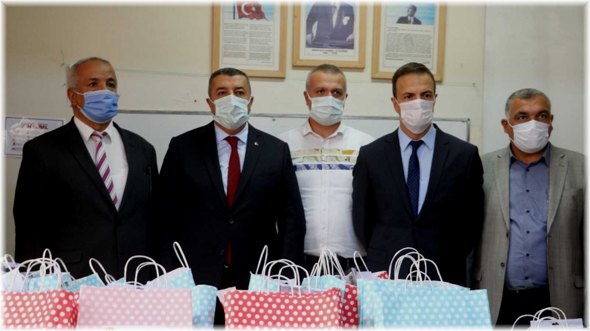 Malatya'da ilkokul öğrencilerine kırtasiye desteği