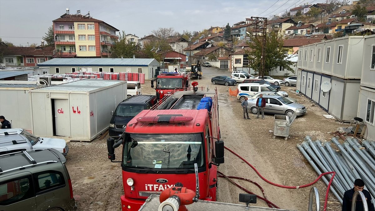 Malatya'da inşaat işçilerinin kaldığı konteyner yandı