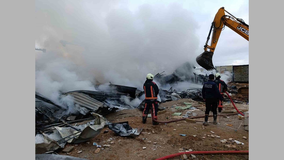 Malatya'da inşaat işçilerinin kaldığı şantiyede yangın