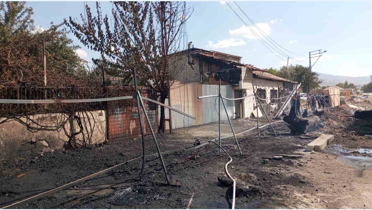 Malatya'da inşaat şantiyesinde çıkan yangın evlere sıçradı