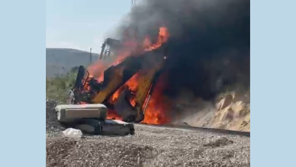 Malatya'da iş makinesi alev alev yandı