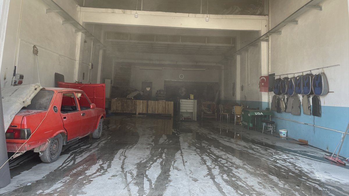 Malatya'da iş yerinde çıkan yangında 2 kişi dumandan etkilendi