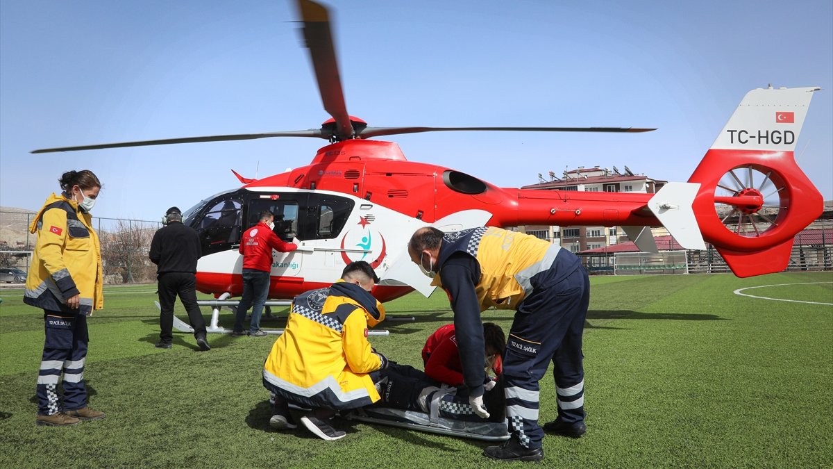 Malatya'da kalp krizi geçiren 112 Acil Servis personeli, ambulans helikopterle hastaneye kaldırıldı