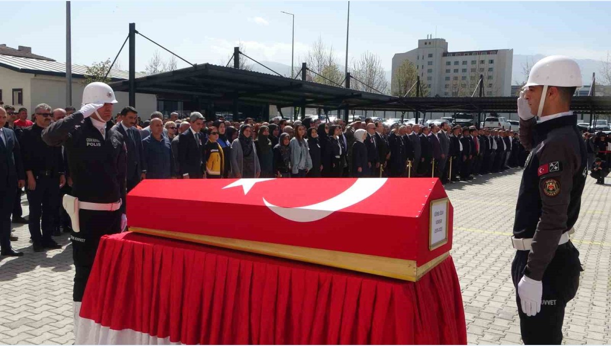 Malatya'da kalp krizi geçiren komiserin naaşı törenle memleketine uğurlandı