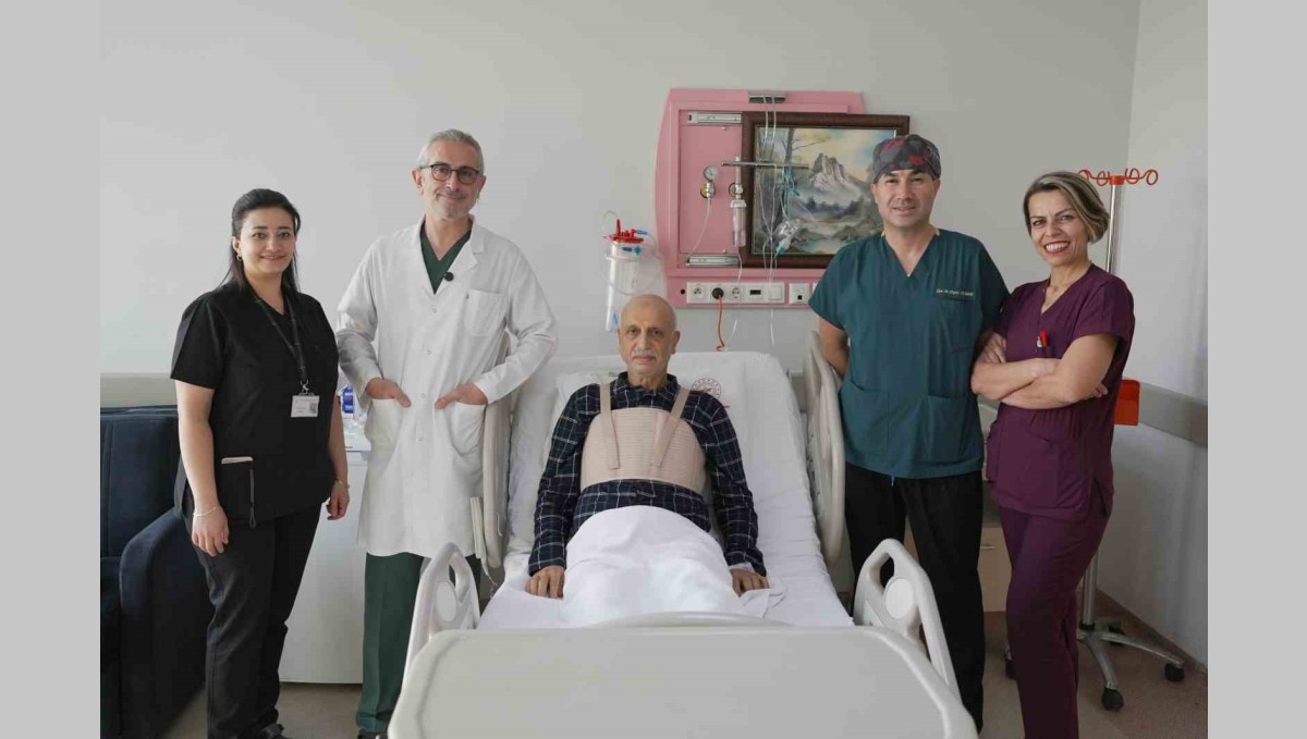 Malatya'da kalp tümörü ve üç damar tıkanıklığı aynı ameliyatta tedavi edildi