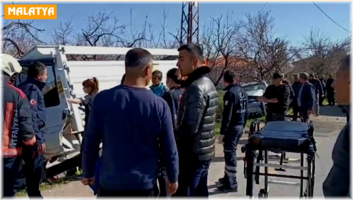 Malatya'da kamyonet ile otomobil çarpıştı: 3 yaralı