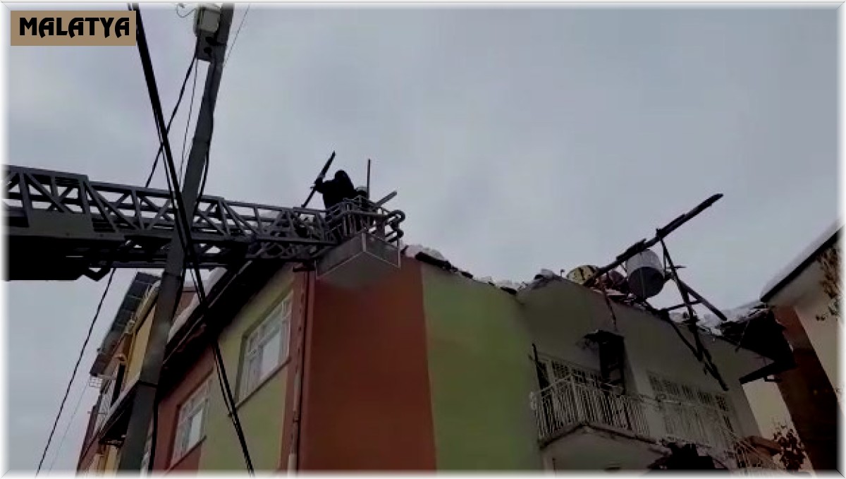 Malatya'da kar kütlesini taşıyamayan iki evin çatısında çökme meydana geldi