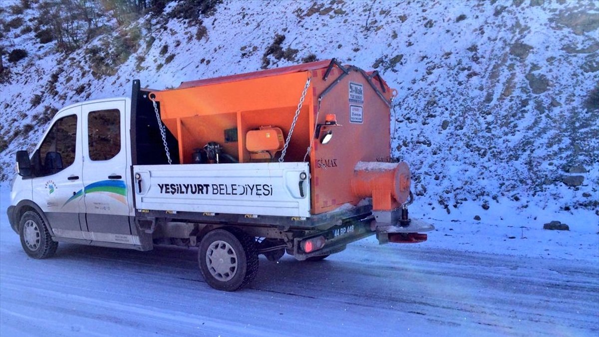 Malatya'da kar nedeniyle buzlanan yollarda tuzlama çalışması yapıldı