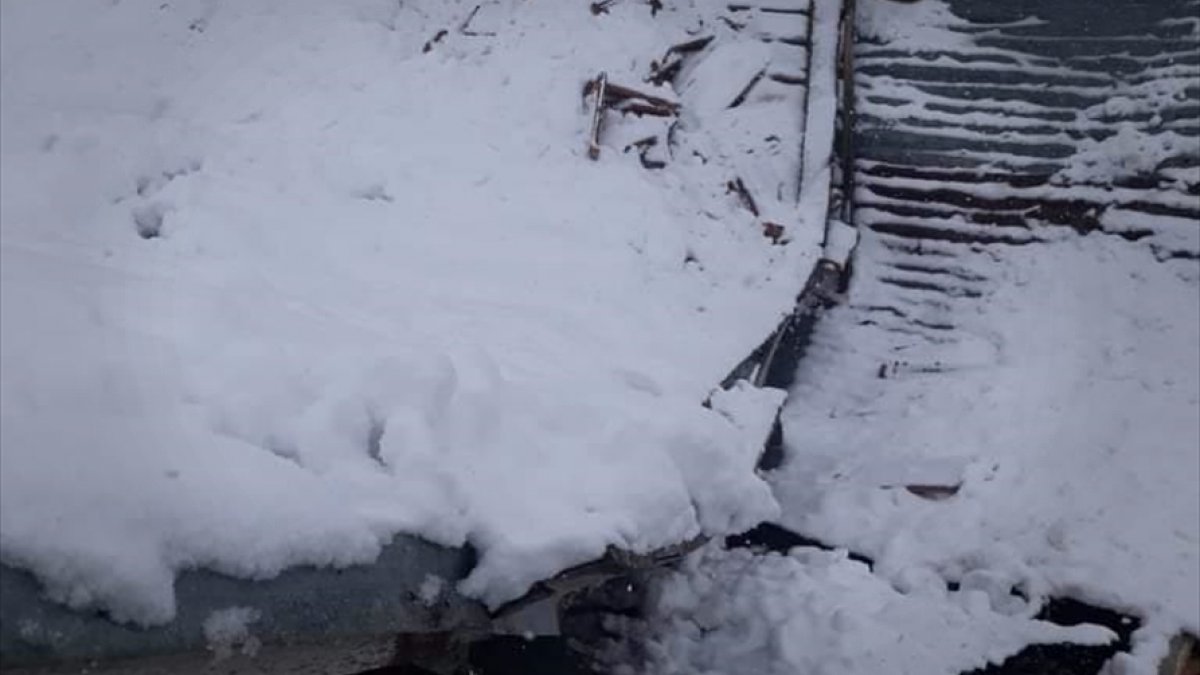 Malatya'da kar nedeniyle çatısı çöken ahırda 6 büyükbaş hayvan yaralandı