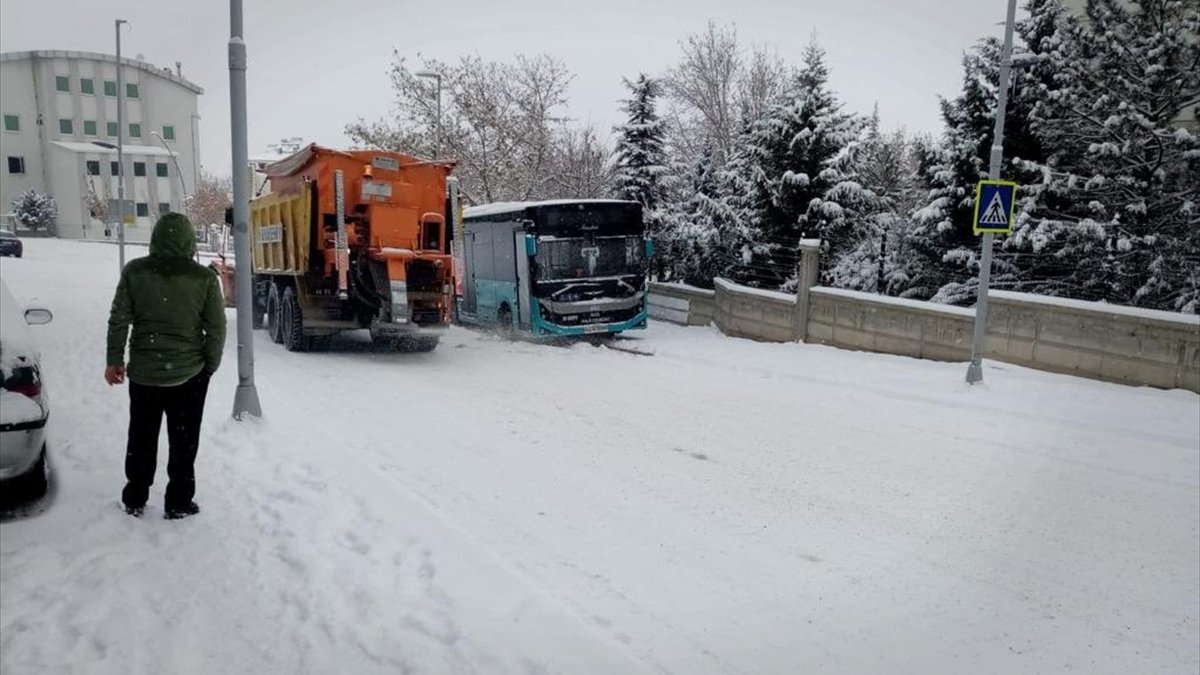 Malatya'da kar nedeniyle ulaşıma kapanan 349 mahallenin yolu açıldı