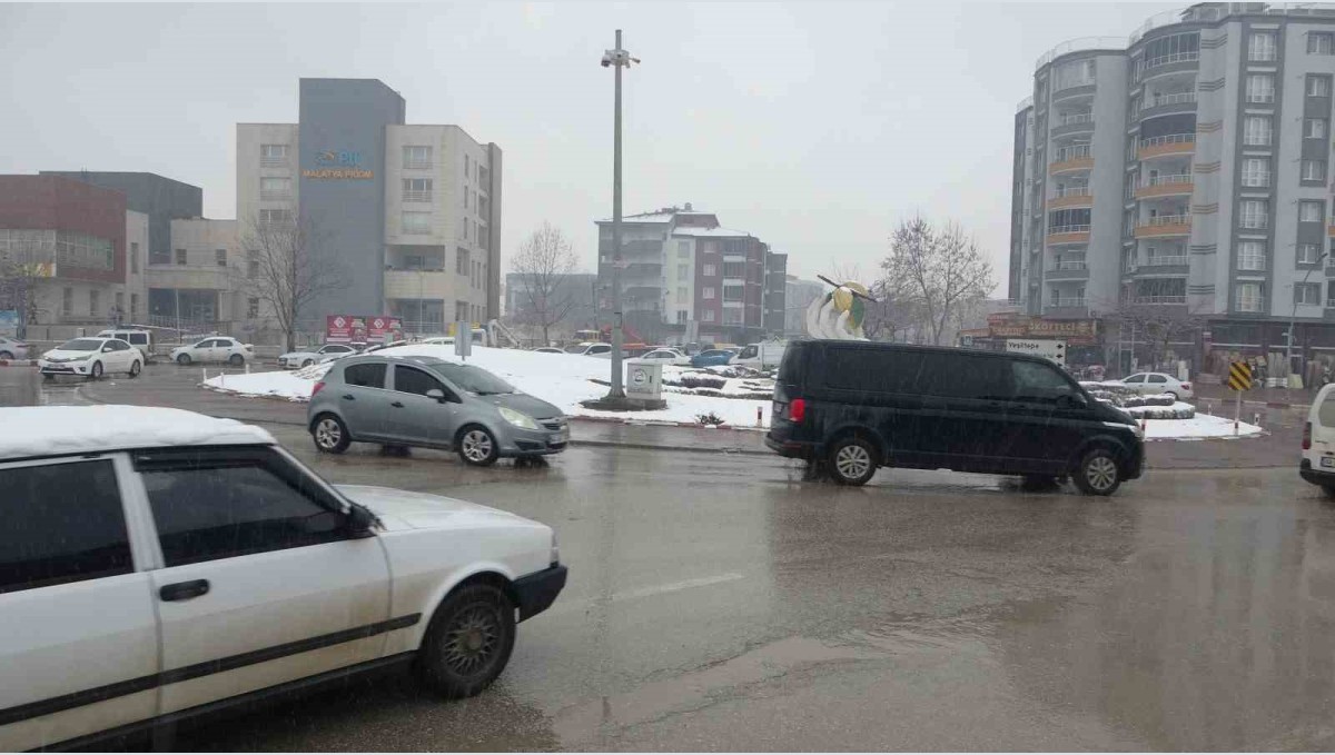 Malatya'da kar yağışı etkili oluyor