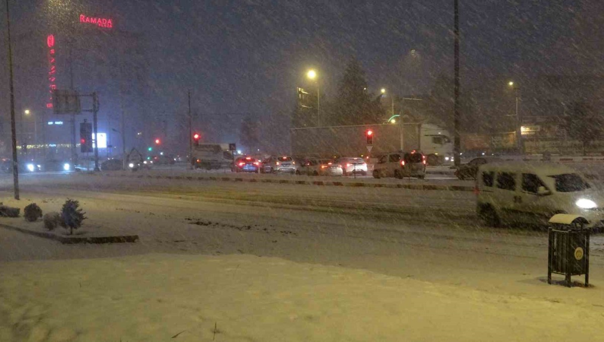 Malatya'da kar yağışı ulaşımda aksamalara yol açtı