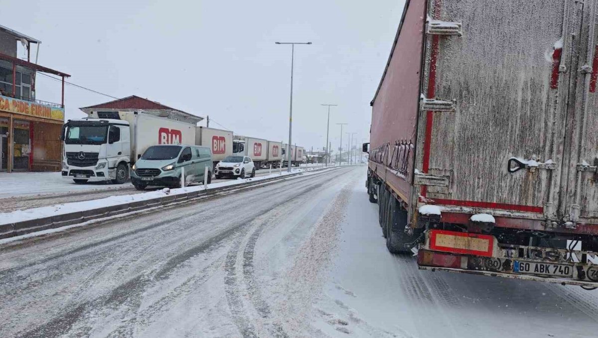 Malatya'da kar yağışı ulaşımı aksattı