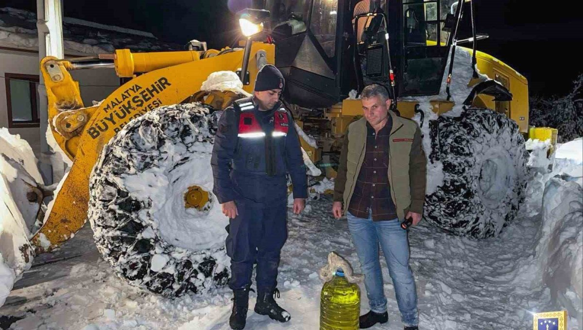 Malatya'da kardan kapanan yollarda ekipler vatandaşların yardımına koştu