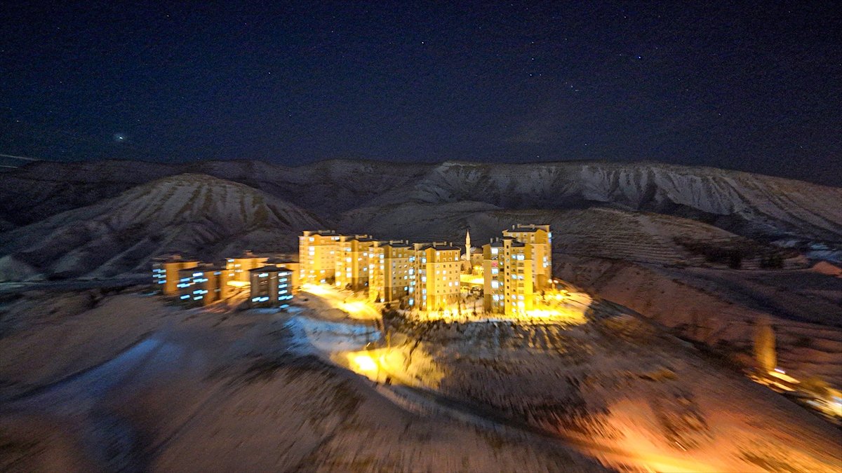 Malatya'da karla beyaza bürünen tarihi yapılar dronla görüntülendi