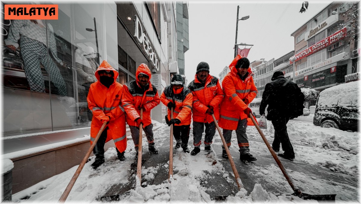 Malatya'da karla mücadele çalışmalarında araç ve personel sayısı arttırıldı