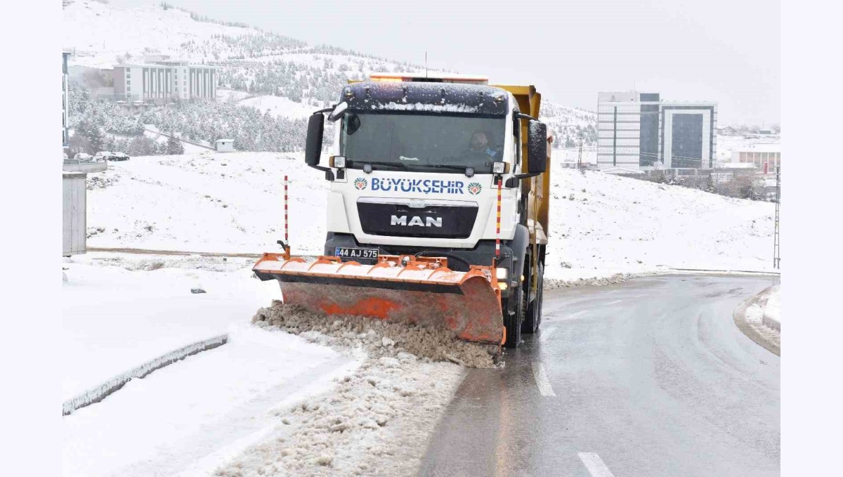 Malatya'da karla mücadele sürüyor