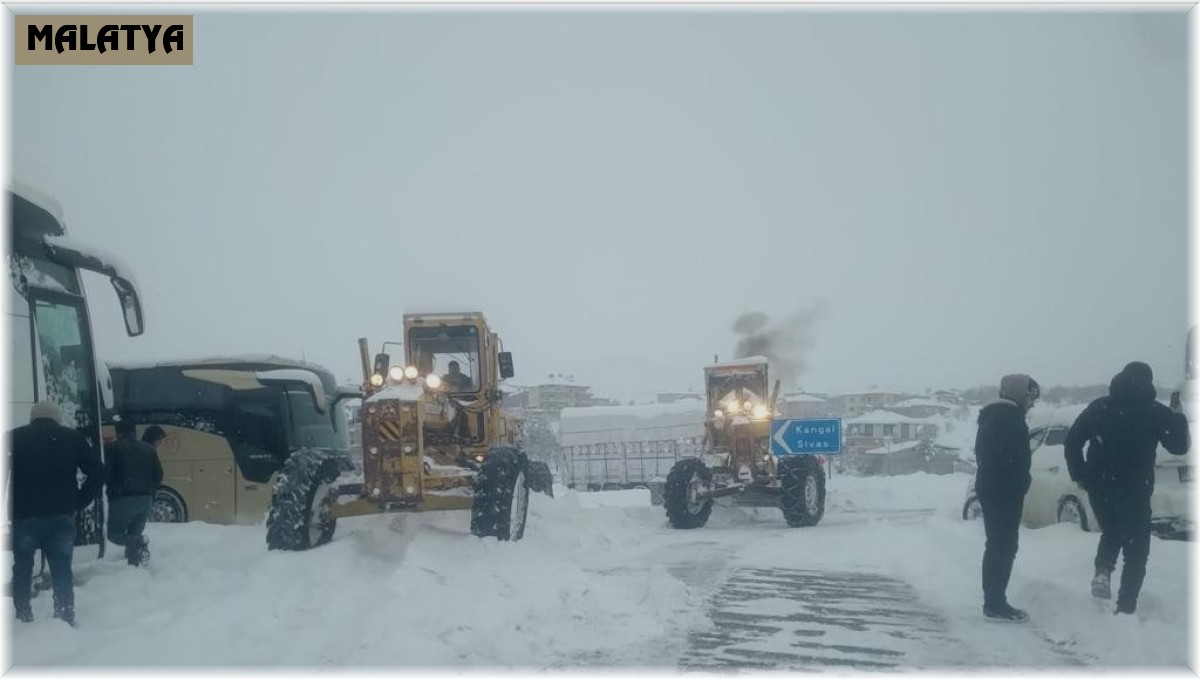 Malatya'da karla mücadele sürüyor