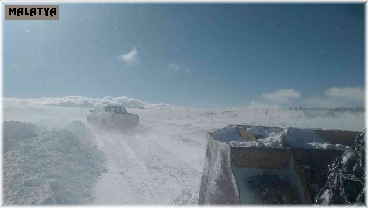 Malatya'da karlı yoları açma çalışmaları sürüyor